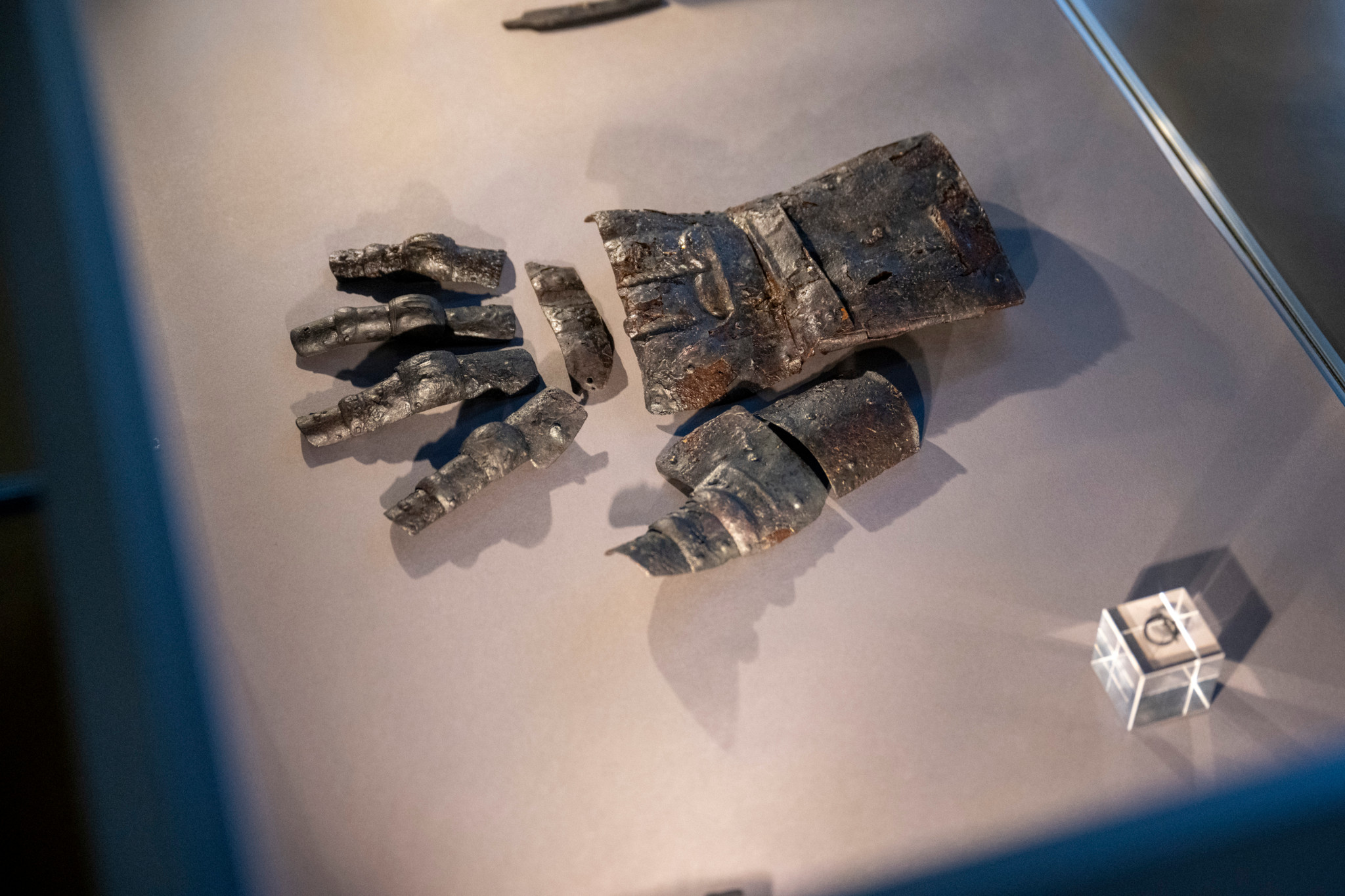 Auf der Kyburg wurde ein Panzerhandschuh aus dem 14. Jahrhundert gefunden.