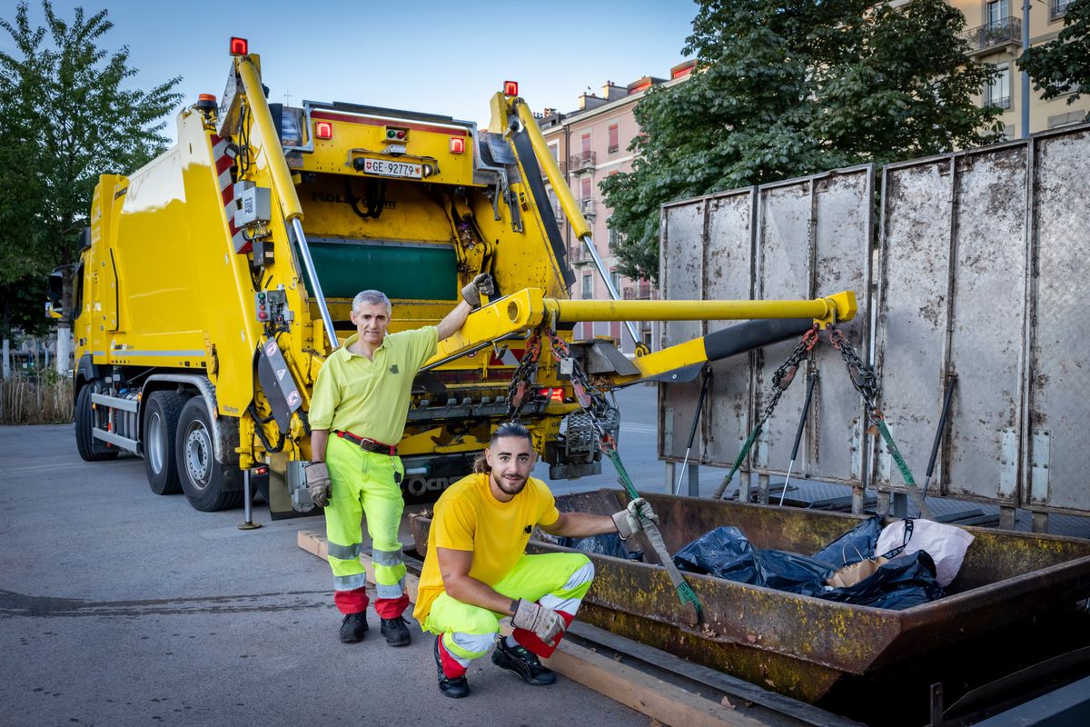 Geneve, le 9 aout 2024. Portrait de Jose et Christopher, tout deux eboueurs pour la Ville de Geneve. Ici en action sur la Plaine de Plainpalais. © Magali Girardin