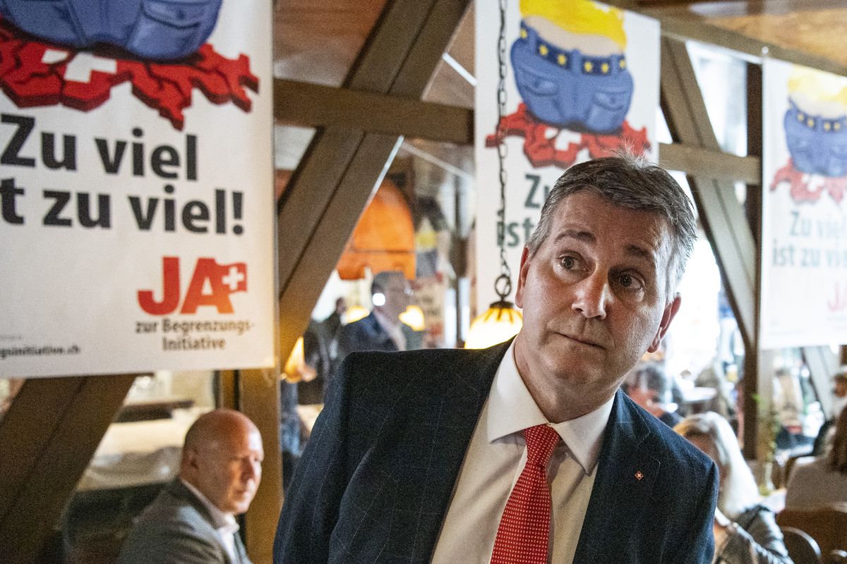 SVP-Praesident und Staenderat Marco Chiesa, TI, informiert sich ueber die Resultate zur Begrenzungsinitiative, am Sonntag, 27. September 2020, in Rothrist. Die Schweizer Stimmbevoelkerung hat ueber fuenf Eidgenoessische Vorlagen zu bestimnmen.(KEYSTONE/Peter Schneider)