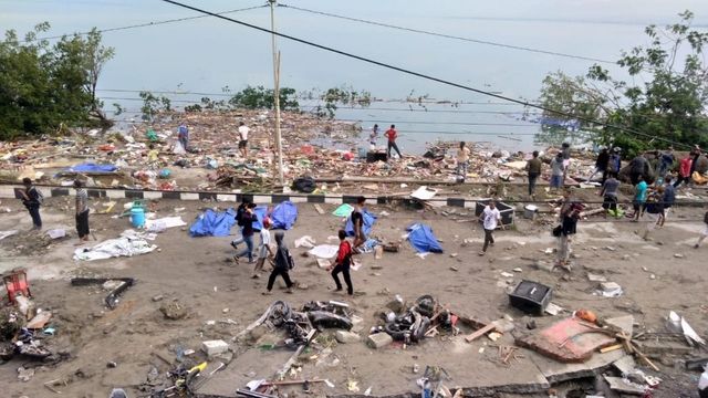 Un tsunami a frappé la ville de Palu, après un violent séisme vendredi.
