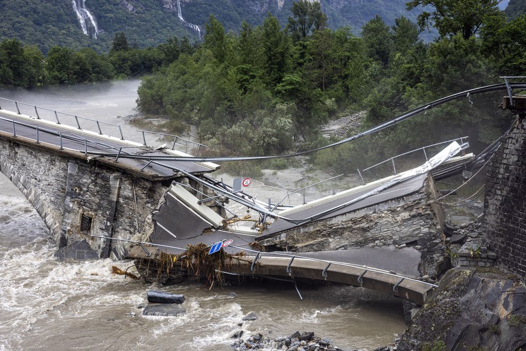 Au Tessin, la rivière Maggia a emporté un pont près de Cevio.