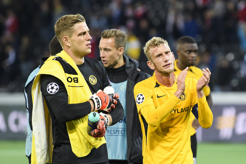 Fabian Lustenberger und Torhüter David von Ballmoos nach dem Spiel.