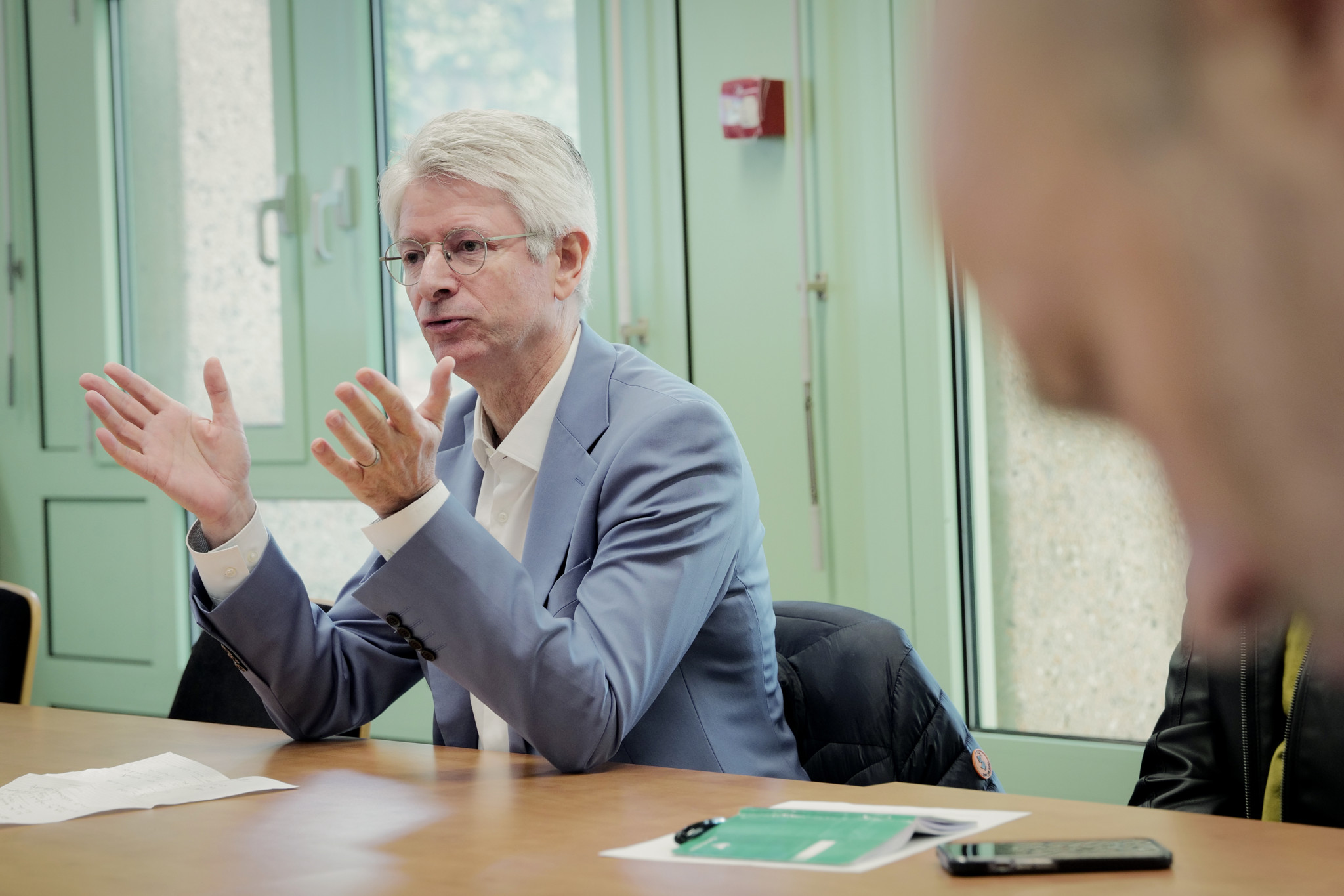 Christian Brunier, directeur général des SIG, gesticule en répondant lors d’une conférence de presse à la Cour des comptes à Genève, au sujet des pertes du réseau électrique.
