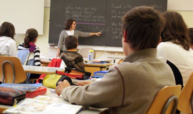 Bildnummer: 52266253  Datum: 22.11.2007  Copyright: imago/Geisser
Lehrerin mit den Schülern einer Grundschulklasse während des Unterrichts - in Sarnen (Kanton Obwalden) - Schweiz, Personen; 2007, Sarnen, Symbolfoto, Fotostory, Unterricht, Stunde, Unterrichtsstunde, Schulstunde, Schulunterricht, Klassenunterricht, Grundschule, Schulklasse, Schul-Klasse, Grundschulklasse, Klassenraum, Klassenzimmer, Kind, Schulkind, Schulkinder, Schüler, Lehrer, Grundschullehrer, Klassenlehrer, unterrichten, unterrichtet, erklären, erklärt, Tafel; , quer, Kbdig, Gruppenbild, Schweiz, Arbeitswelten, Gesellschaft,  , Schule, Bildung, Gesellschaft