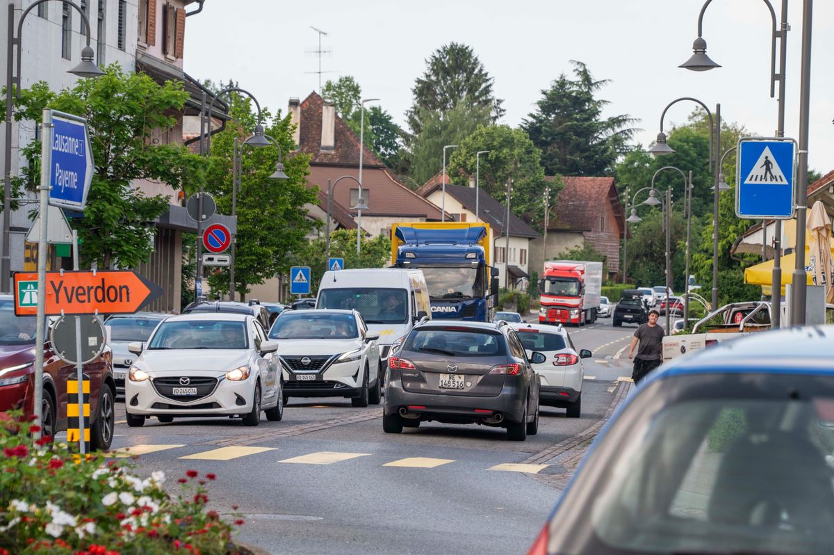 DOMDIDIER LE 5 MAI 2024 . Des avionS  FA / 18 de l' armée atterrissage  sur l'autoroute A1.  Circulation difficile dans le village suite a la fermeture de l' autoroute . © Jean-Paul Guinnard/ 24Heures