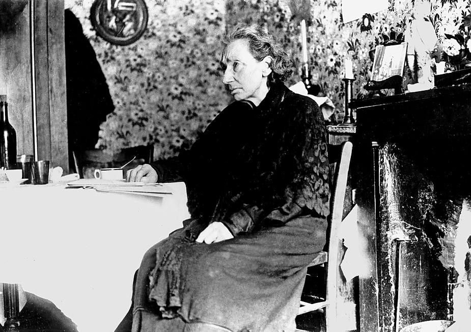 Louise Michel à la fin de sa vie qui s’est achevée à Marseille en 1905, après une dernière série de conférences.