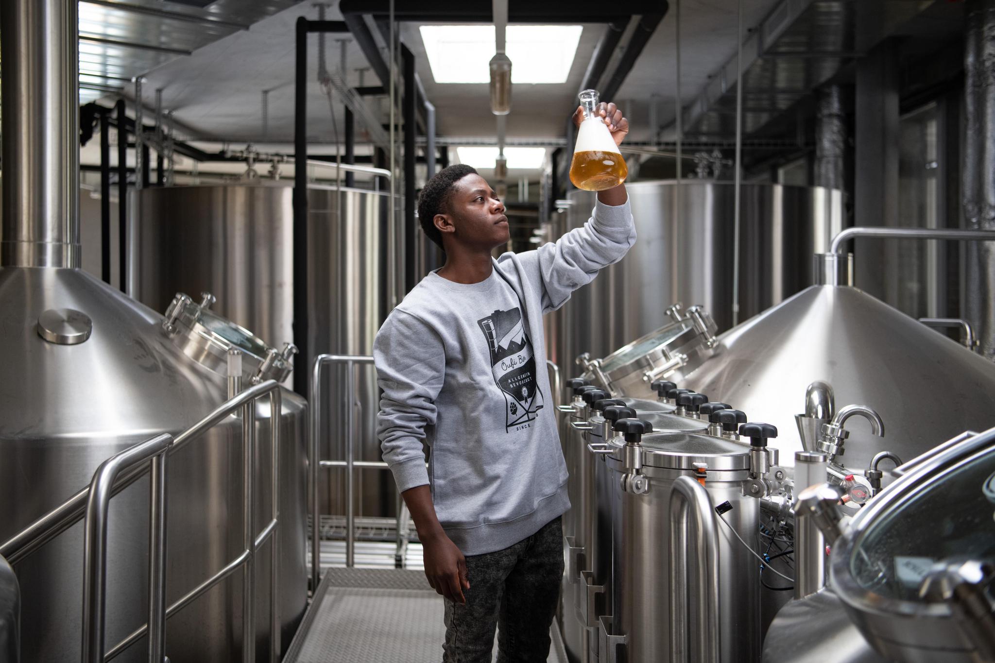 Damian Mosoka trink ein Öufi-Bier.