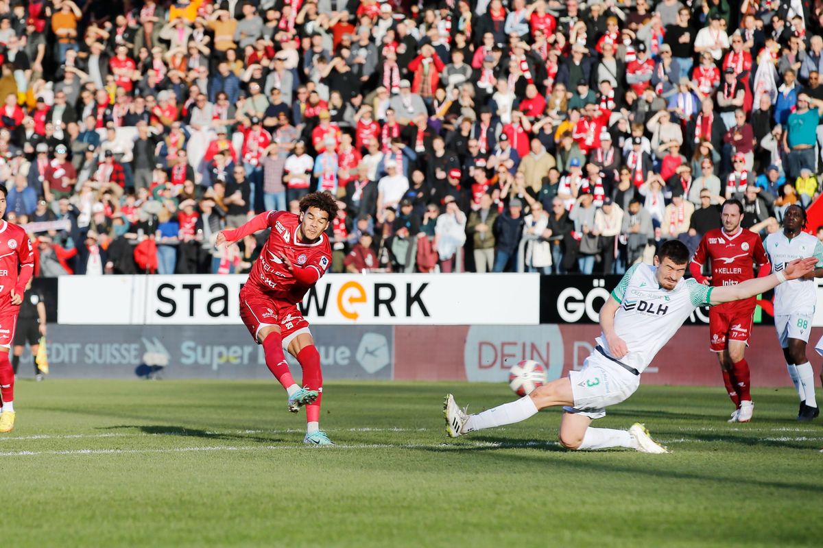 Winterthurs Boubacar Fofana ,links , Schuss zum Treffer zum 1:0 im Fussball Meisterschaftsspiel der Super League zwischen dem FC Winterthur und dem Yverdon Sport FC am Sonntag, 03.Maerz 2024 im Stadion Schuetzenwiese in Winterthur. (Keystone / Manuel Geisser) .