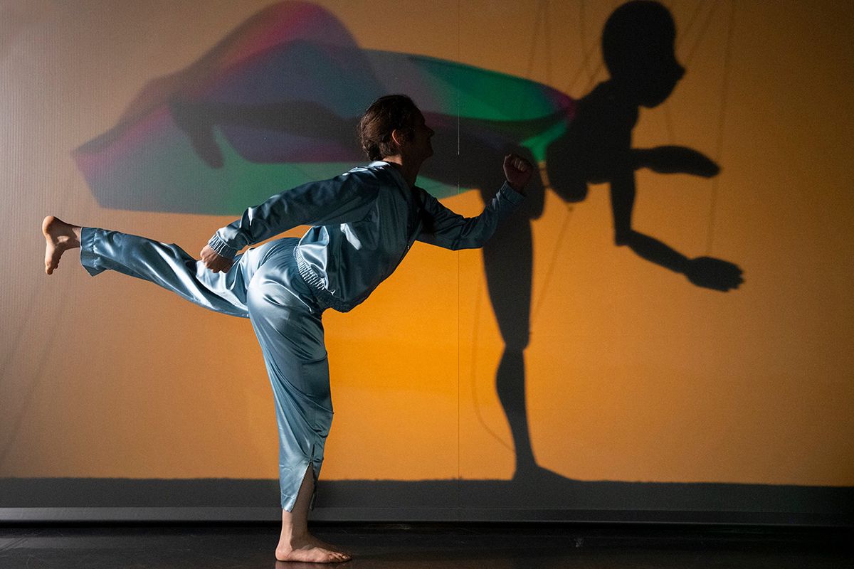 Un extrait de «Petitpas et moi», une collaboration entre la marionnettiste Chine Curchod et la chorégraphe Teresa Rotemberg.