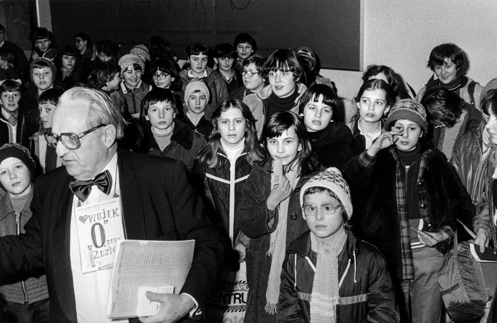 Der gebürtige Pole Zdzisław Pregowski begrüsst im Februar 1982 polnischen Ferienkinder am Flughafen Kloten. 