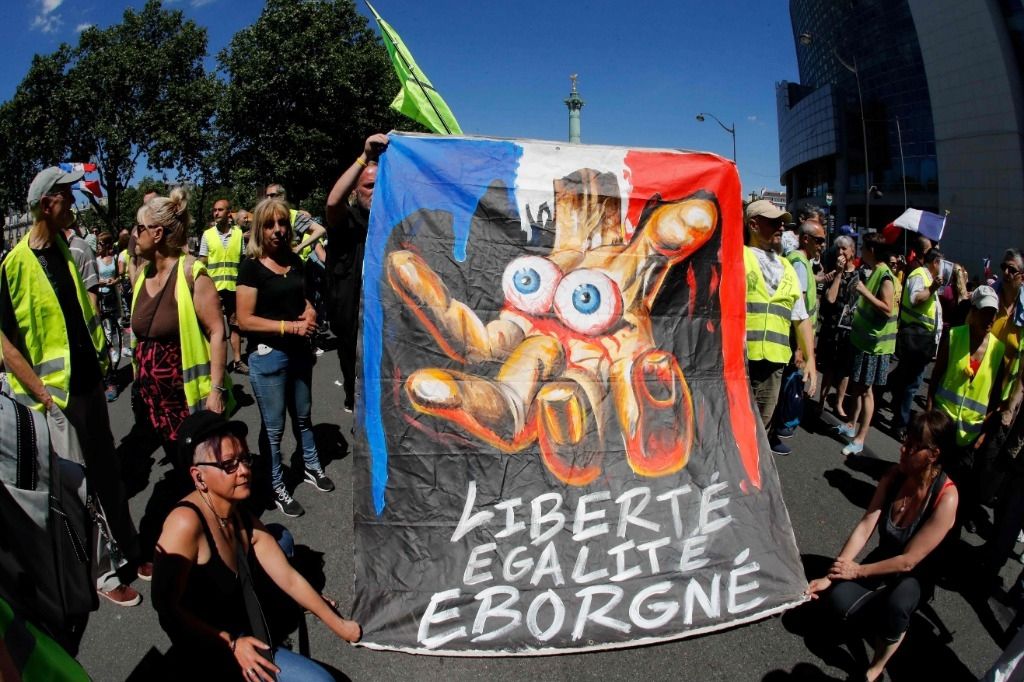 Des «gilets jaunes» blessés défilent