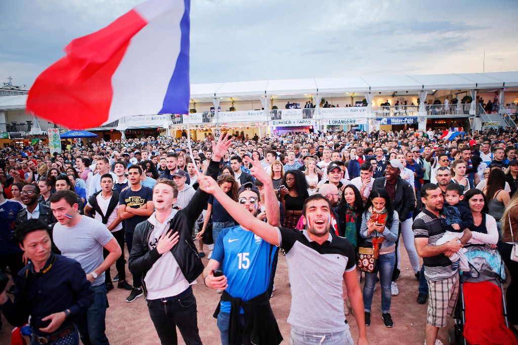 La fan zone réussit son baptême du feu visuel Tribune de Genève