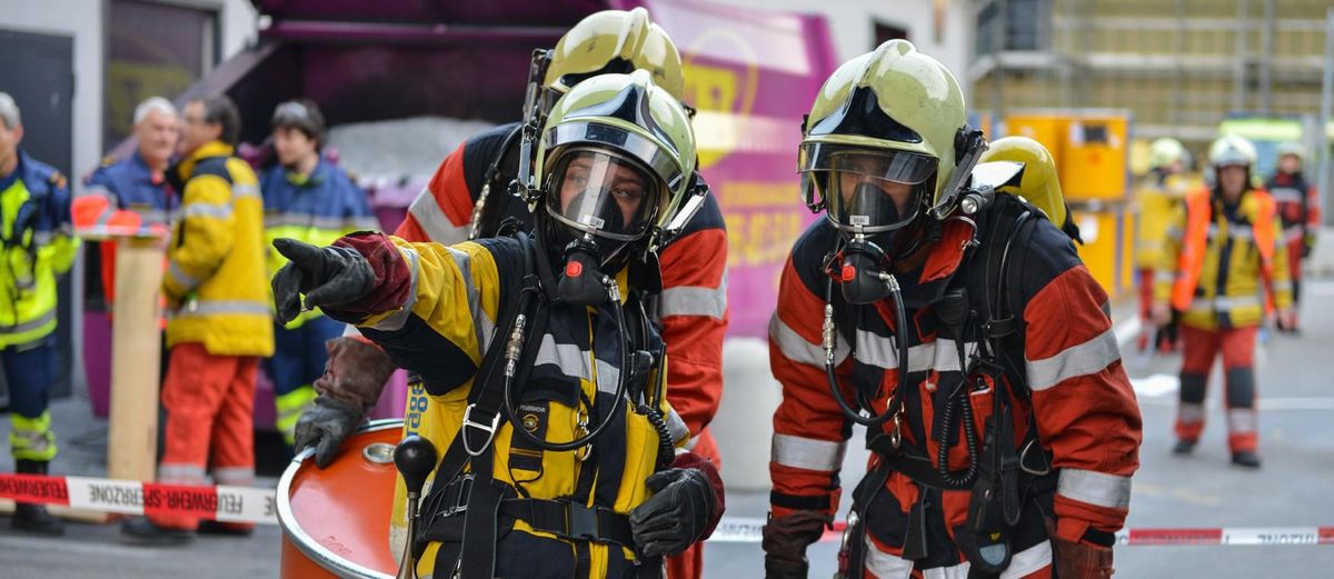 Avant d’arriver sur le lieu d’un sinistre, les pompiers volontaires doivent faire le détour par la caserne. Et ceux qui y vont en voiture doivent bien évidemment respecter les règles de circulation.