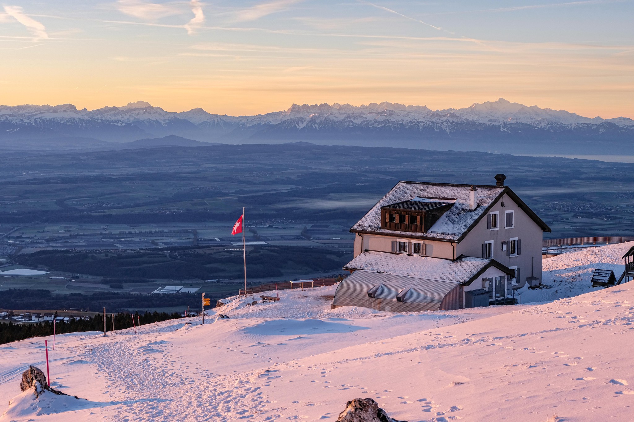 Das Hotel du Chasseron hat Alpenblick.