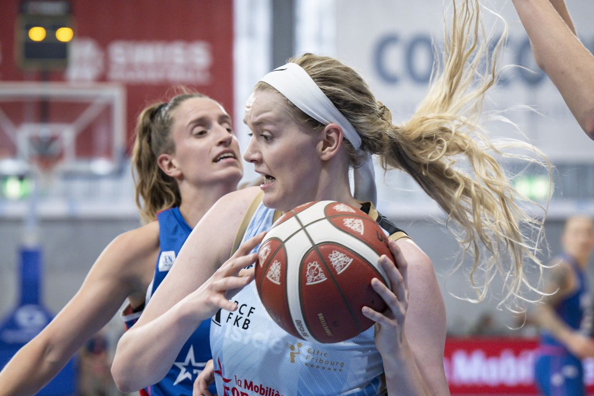 Fribourgs Abigail Fogg, rechts, im Duell mit Nyons Laure Margot im Schweizer Basketball Supercup der Frauen zwischen Elfic Fribourg und Nyon Basket Feminin, am Samstag, 7. Oktober 2023, in der St. Leonard Halle in Fribourg. (KEYSTONE/Peter Schneider)