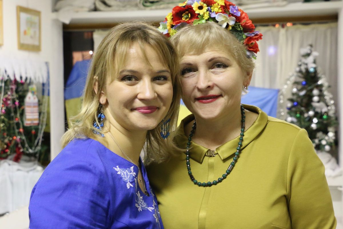 Inna, dans la robe traditionnelle ukrainienne, et sa mère, aujourd’hui bloquée à Kiev.