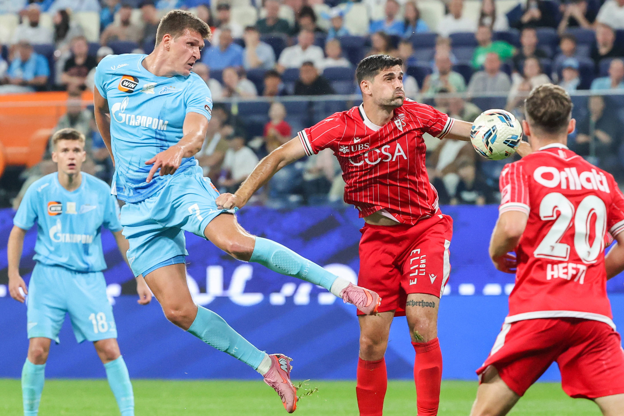 Des joueurs de Zenit St Petersburg et FC Sion en action lors d’un match amical au Gazprom Arena, le 6 septembre 2025.