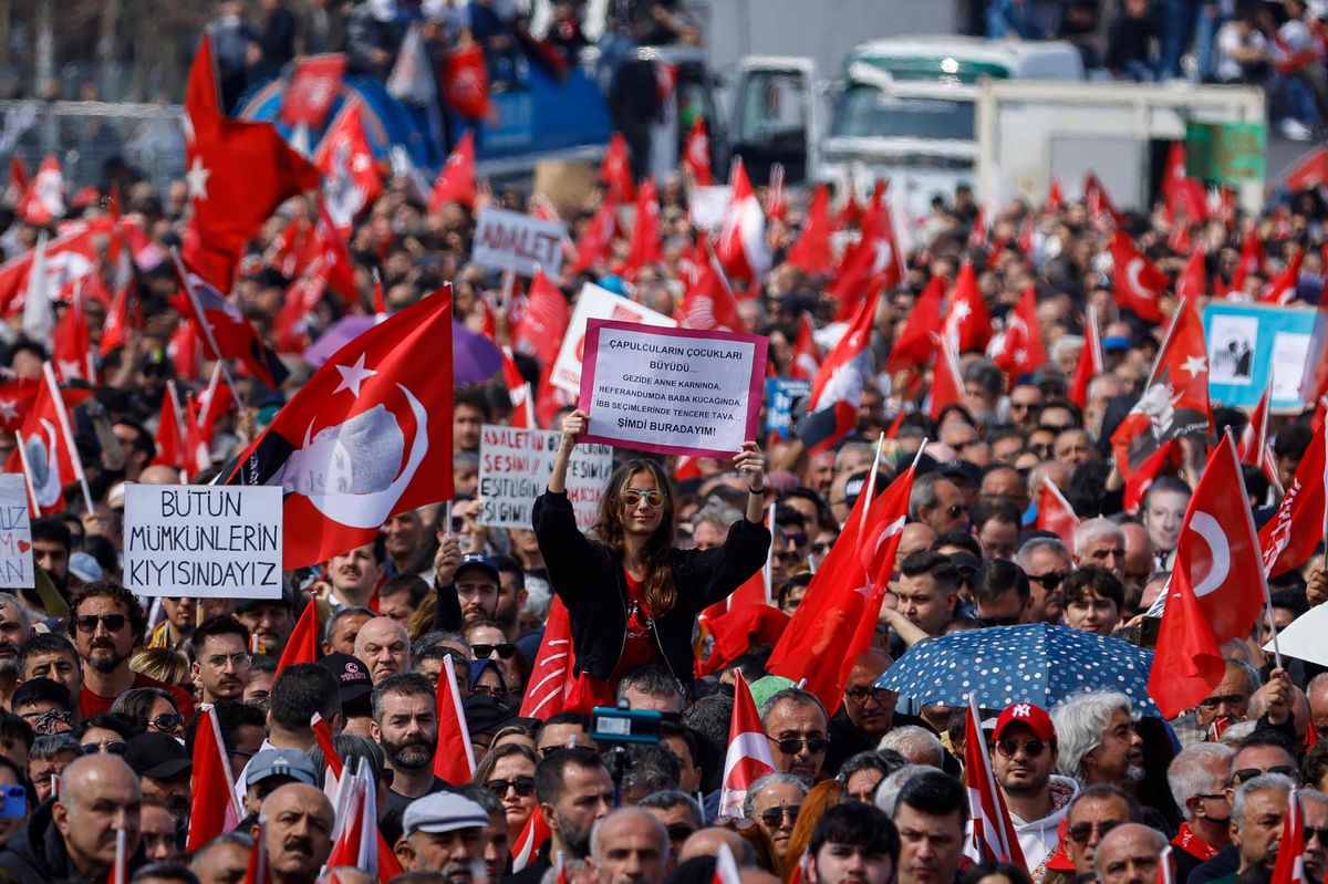 Manifestants tenant des banderoles et des drapeaux turcs lors d’un rassemblement organisé par le Parti républicain du peuple (CHP) à Maltepe, Istanbul, en soutien au maire emprisonné Ekrem Imamoglu le 29 mars 2025.