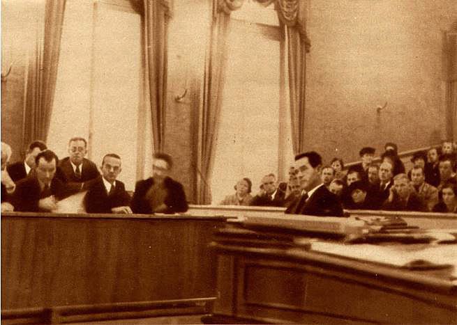 === EDITORS NOTE: Bilddaten sind unzureichend === Revisionsprozess am Zuercher Schwurgericht im Fall des bereits 1934 wegen angeblichen Giftmordes an seiner Ehefrau zu lebenslaenglichem Zuchthaus verurteilten Zahntechnikers Hans Naef, aufgenommen im November 1938 in Zuerich. Der zweite Prozess, der auch in der Oeffentlichkeit mit Interesse verfolgt wurde, fuehrte schliesslich zu einem Freispruch. Rechts der Angeklagte Hans Naef, links die Geschworenen. (KEYSTONE/PHOTOPRESS-ARCHIV/Str)