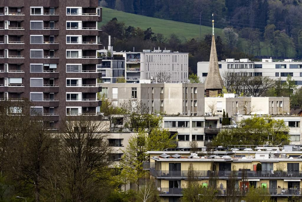 Vue du quartier Affoltern à Zurich montrant des immeubles résidentiels, le centre pour personnes âgées Affoltern à gauche et l'église Unterdorf au centre.