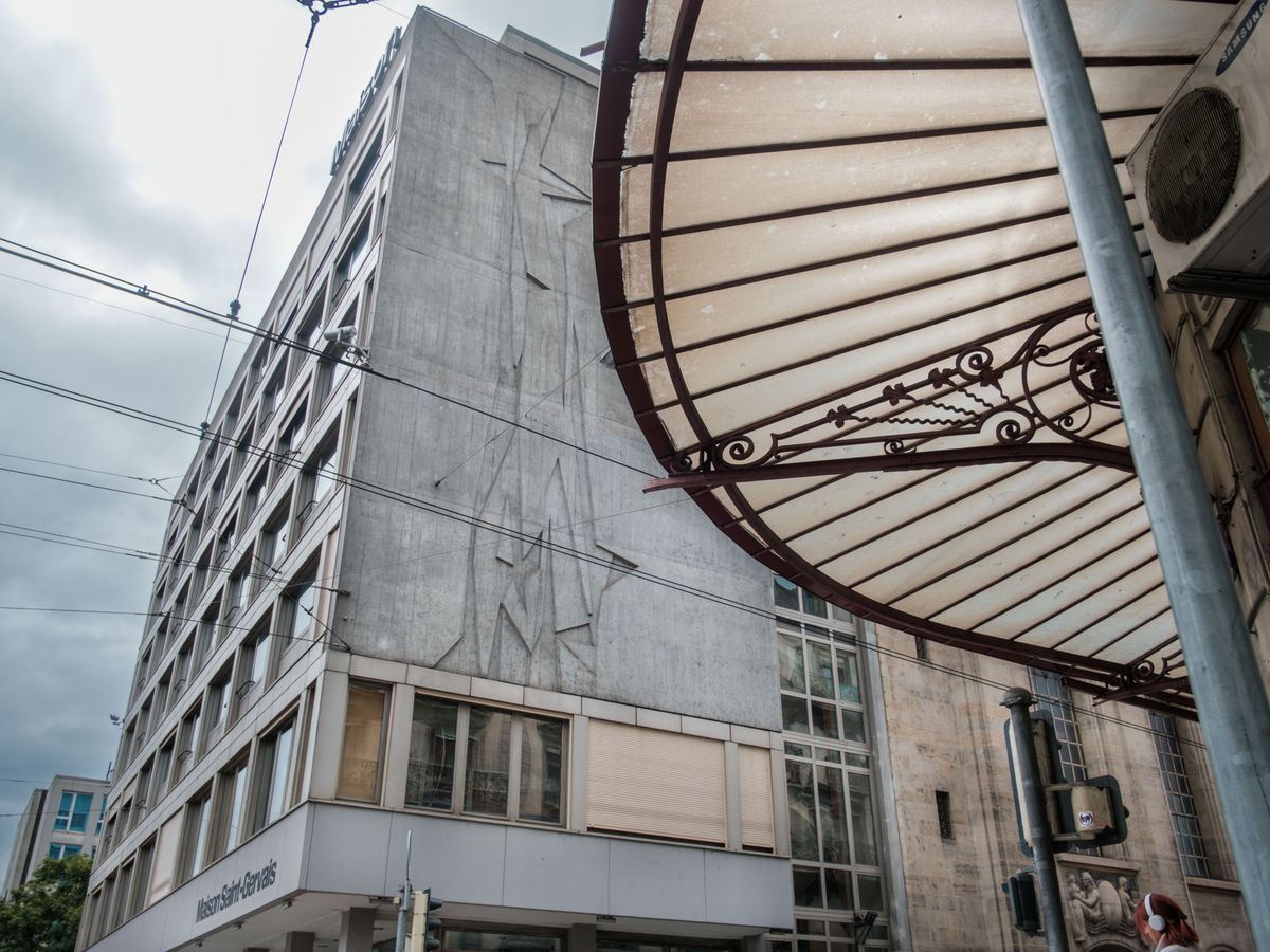 Maison Saint Gervais à Genève, un lieu culturel, avec un arrêt de tram couvert au premier plan.