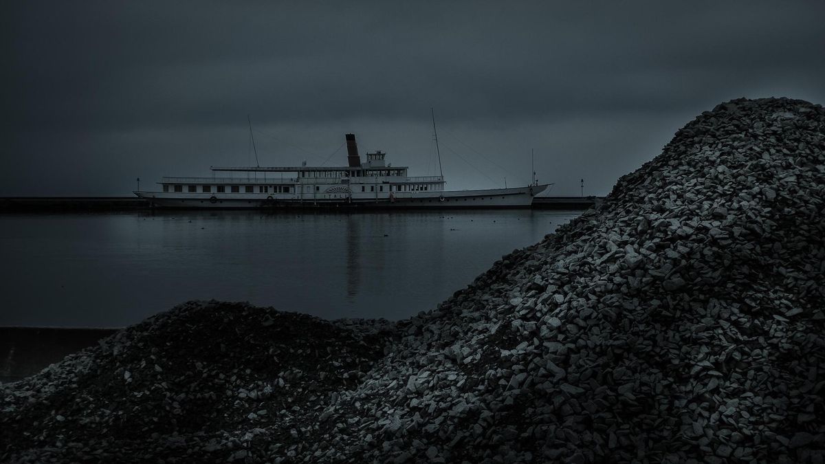 À l’ombre Construit à l’époque de l’Expo 64, le port de Lausanne-Bellerive, base du chantier CGN, sert aussi aux chalands transportant pierres et graviers. Ici l’Italie II, en travaux. Octobre 2007