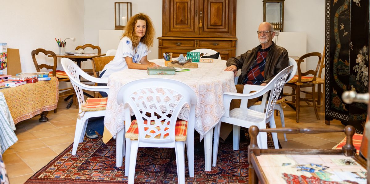 Portrait de Sandrine Pillon et Maurice Gardiol dans le local mis à disposition les samedis après-midi pour accueillir des migrants.. Photo Pierre Albouy/Tribune de Genève
