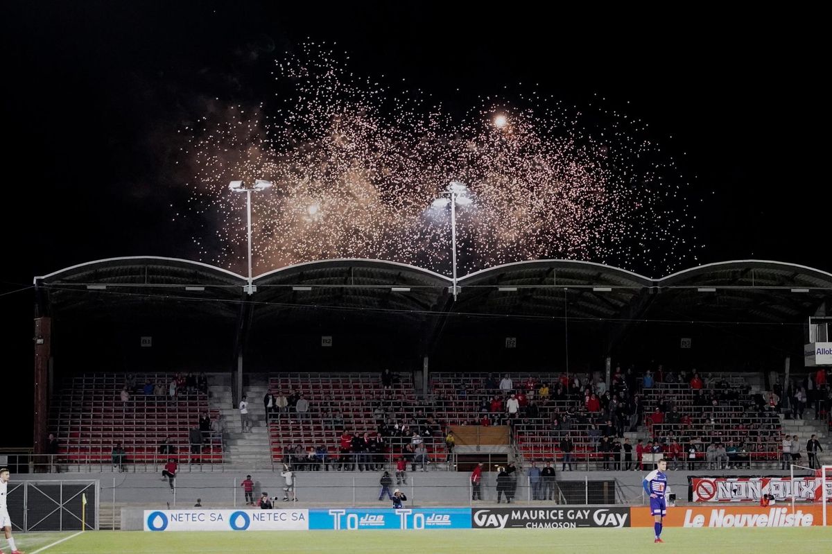 Les tribunes du Stade de Tourbillon sont clairsemées alors qu’à l’extérieur de l’enceinte les ultras tirent des feux d’artifice en signe de protestation.