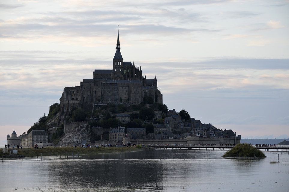 France Les piétons empruntent le pontpasserelle du MontSaintMichel Tribune de Genève France Les piétons empruntent le pontpasserelle du MontSaintMichel Tribune de Genève