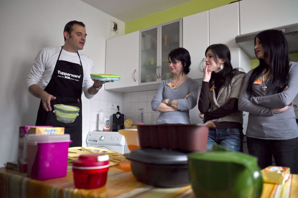 Il y a encore en Suisse un millier de «party managers» (y compris des hommes), sur un total de 284’000 dans le monde. Ils étaient 800’000 dix ans plus tôt.