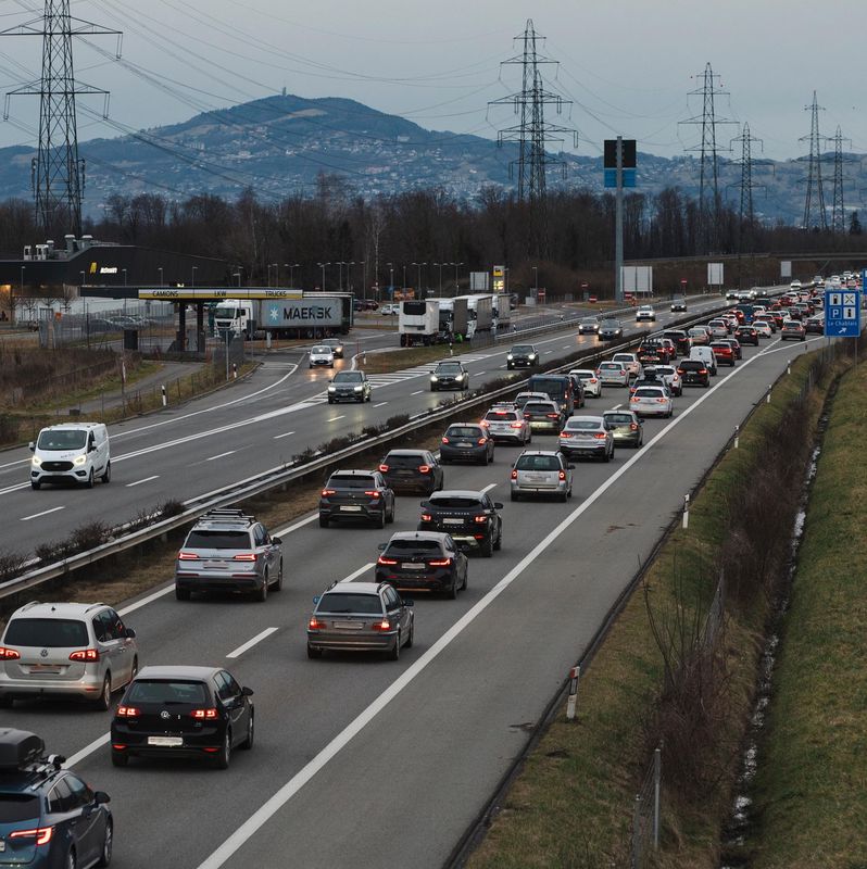 Embouteillages sur l’autoroute entre Aigle et Yvorne un dimanche après-midi de retour du ski, avec des voitures alignées en file, montagnes en arrière-plan.