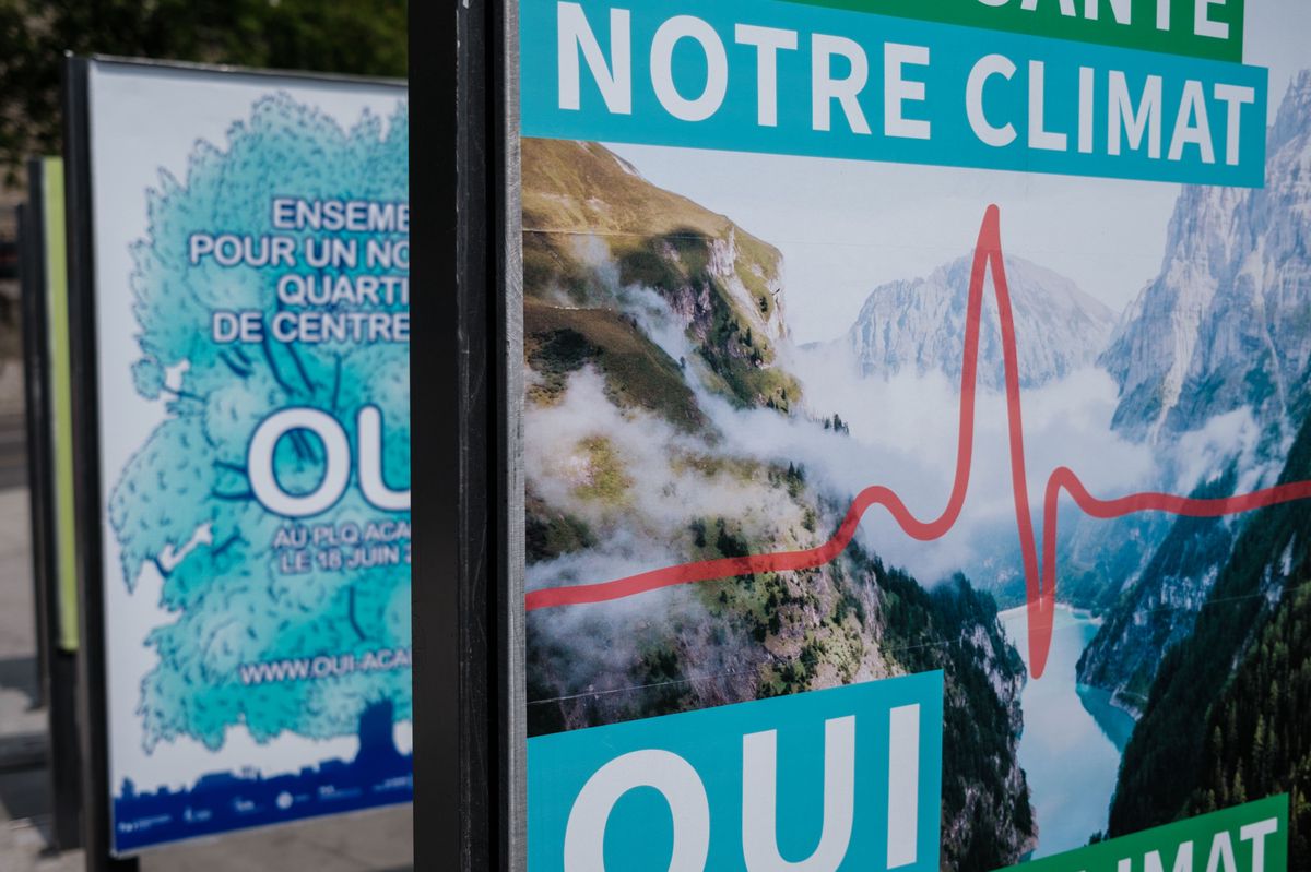 Affiches de partis politiques à Genève pour les votations du 18 juin 2023, mettant en avant des messages sur le climat, les emplois et d'autres initiatives.