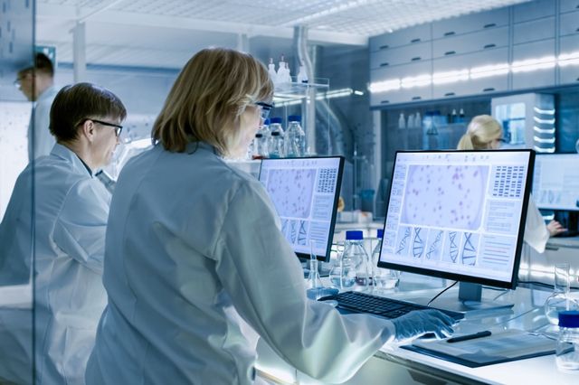 Der Mensch wird zum Erschaffer von Lebewesen: Forscher in einem Biotech-Labor (Symbolbild). Foto: iStock