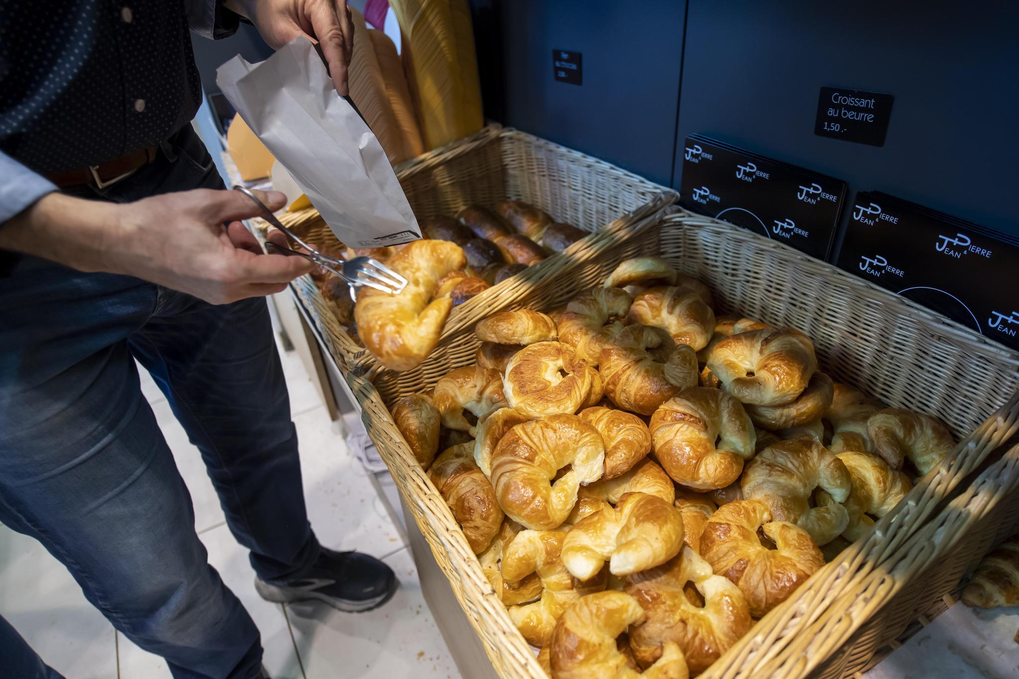 Le groupement national des boulangers et confiseurs, la SBC, a calculé que «les coûts pour les artisans» avaient «augmenté jusqu’à 15%» au fil des mois. Ici des croissants sortant du four de la boulangerie des Bains à Genève