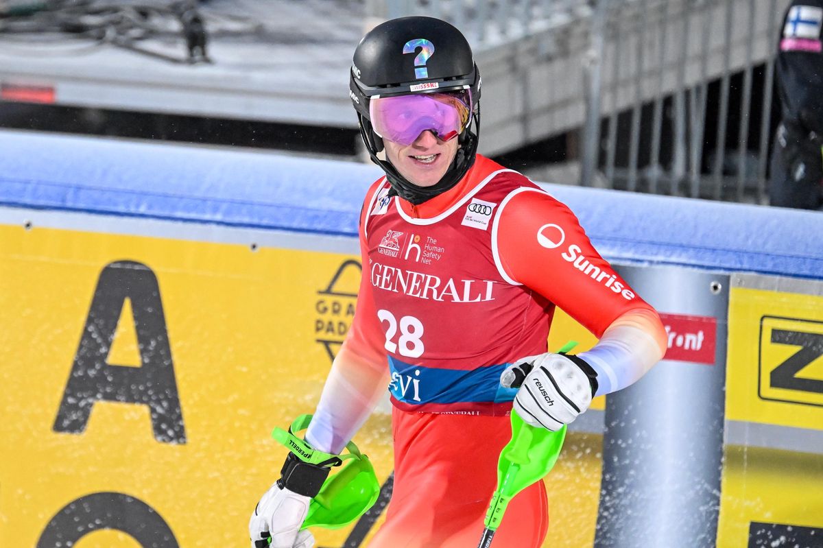 Tanguy Nef de Suisse dans la zone d’arrivée après la seconde manche du Slalom Hommes à la Coupe du Monde FIS de Ski à Levi, Finlande, le 17 novembre 2024.