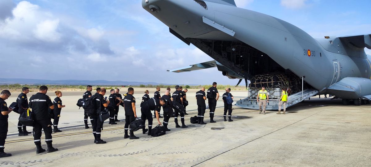 Samedi soir déjà, à la demande du Maroc, l’Espagne avait envoyé des spécialistes et on voit ici les 56 secouristes de l’unité militaire d’urgence sur la base de Saragosse, dimanche.