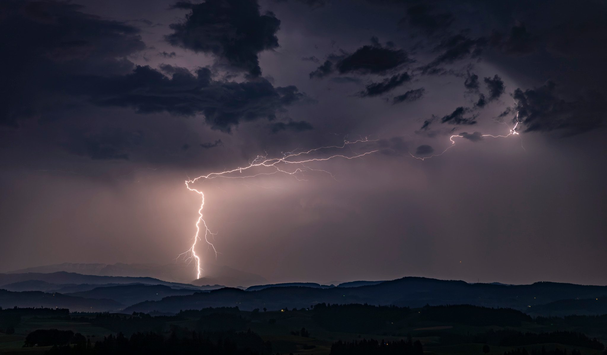 Gewitterzelle mit einschlagendem Blitz über dem Berner Oberland, fotografiert in der Nacht vom 28. Juni 2026 von der Lueg in Affoltern i. E. Gewitterzelle mit einschlagendem Blitz über dem Berner Oberland, fotografiert in der Nacht vom 28. Juni 2026 von der Lueg in Affoltern i. E.
