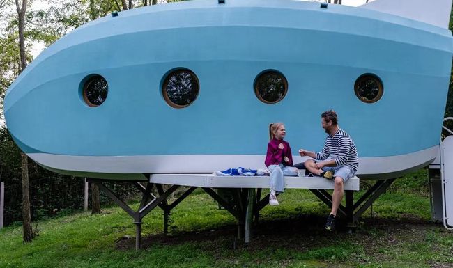 Luzja und ihr Vater, Balazs Pados, auf dem Flügel des Mini-Jets.