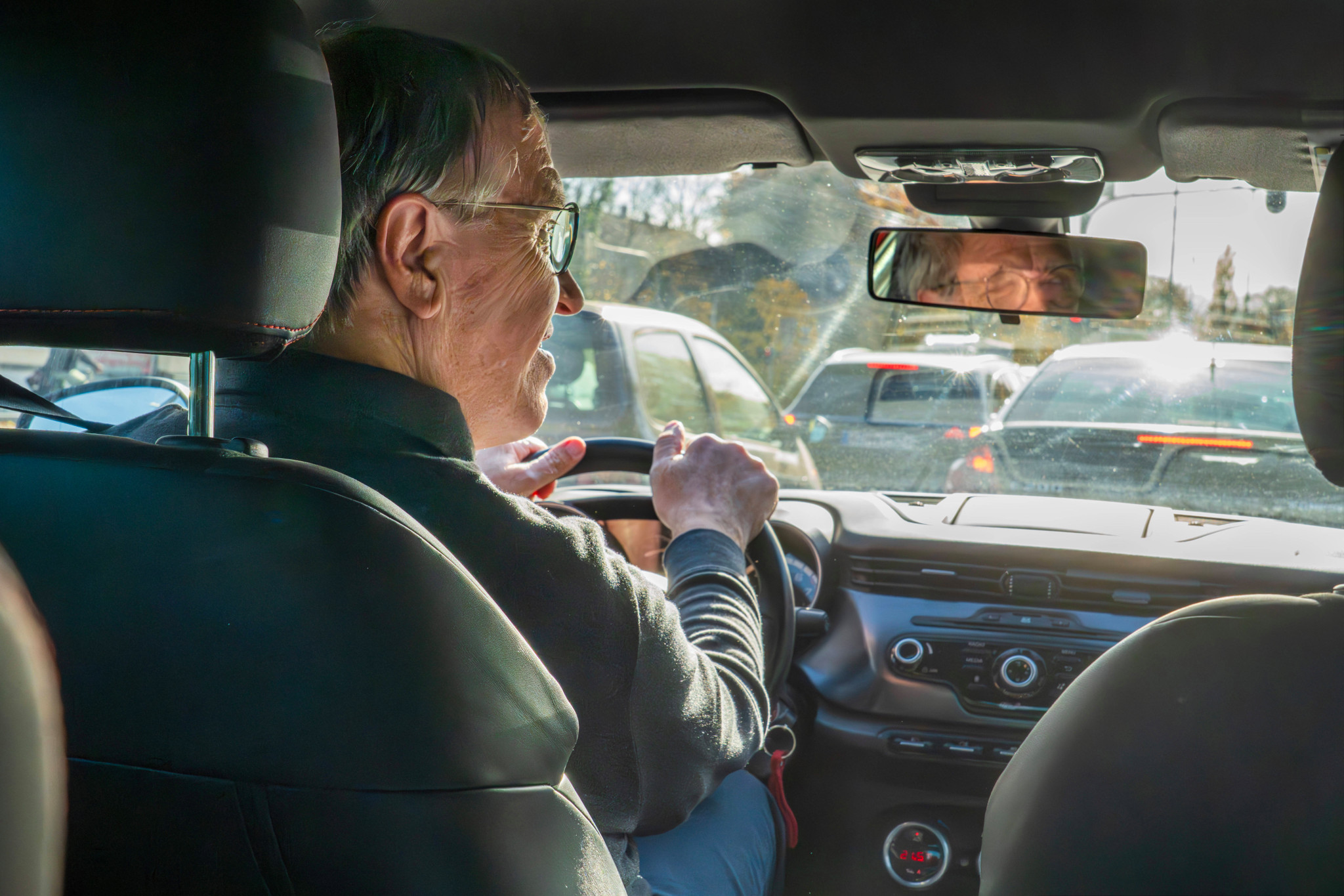 Sicherheit im Strassenverkehr: Studie kritisiert Fahreignungstest für Seniorinnen und Senioren auf allen Ebenen