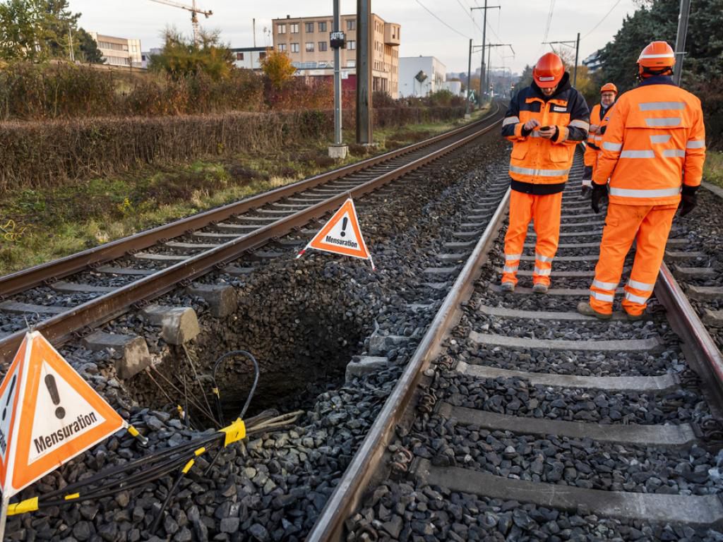 Une vue sur un trou de la ligne CFF entre Lausanne et Genève à la suite d’un affaissement survenu en bordure de voie à la hauteur de Tolochenaz (VD).