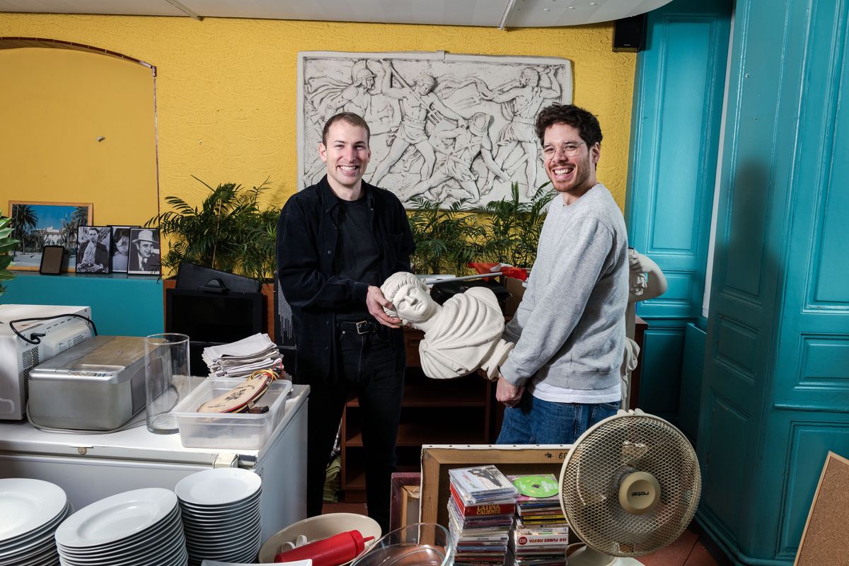 Lausanne, 14 janvier 2023. L’emblématique «Il Corso» à la rue de Bourg, change de mains. Les repreneurs Luis Zuzarte, chef de cuisine et Nicolas Bernier, directeur de salle ouvriront leur nouvelle enseigne en mars. Ils se sont mués en brocateurs le temps d’une journée.   