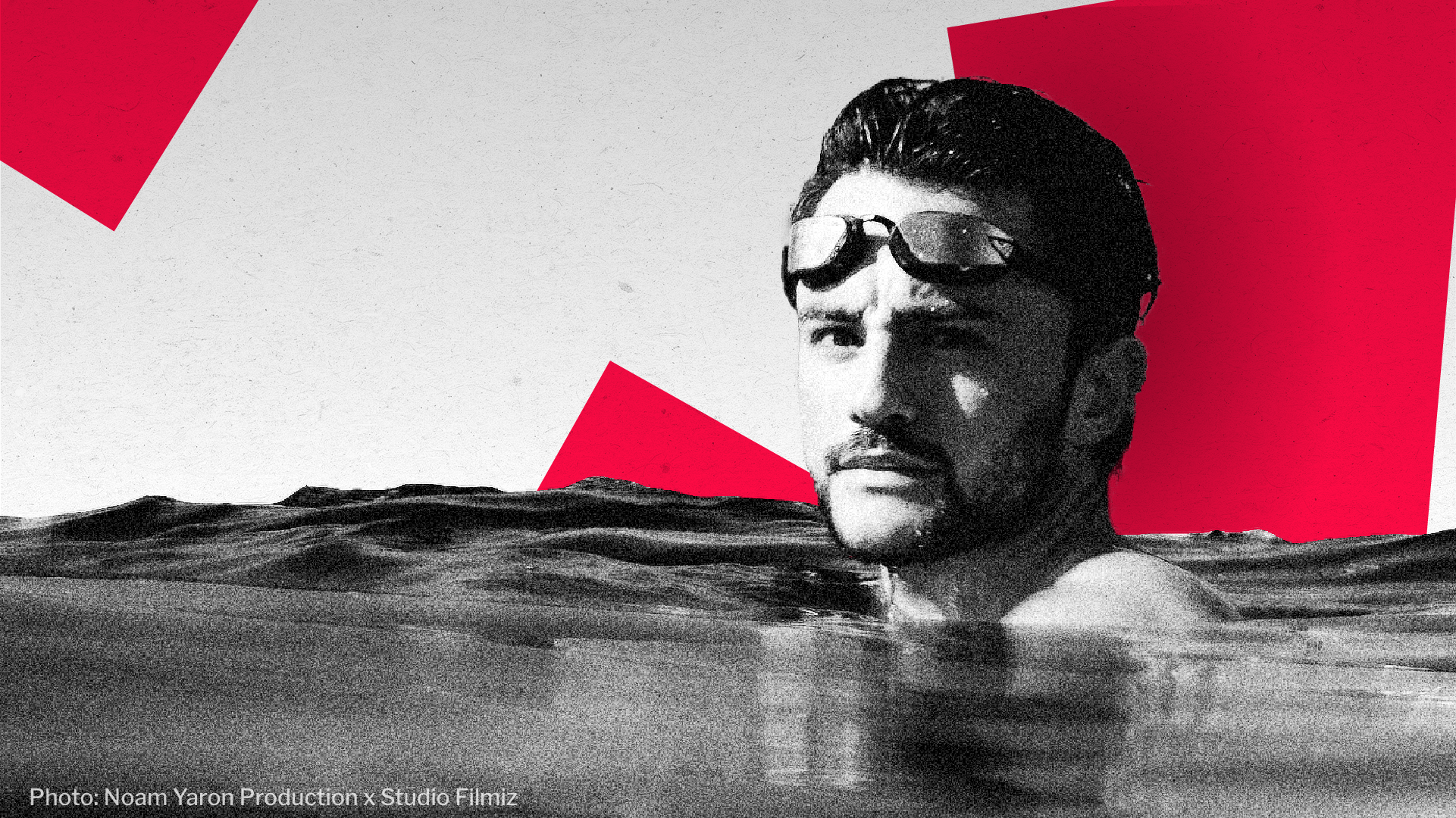 Un homme portant des lunettes de natation émerge partiellement de l’eau, avec un fond rouge et blanc abstrait.