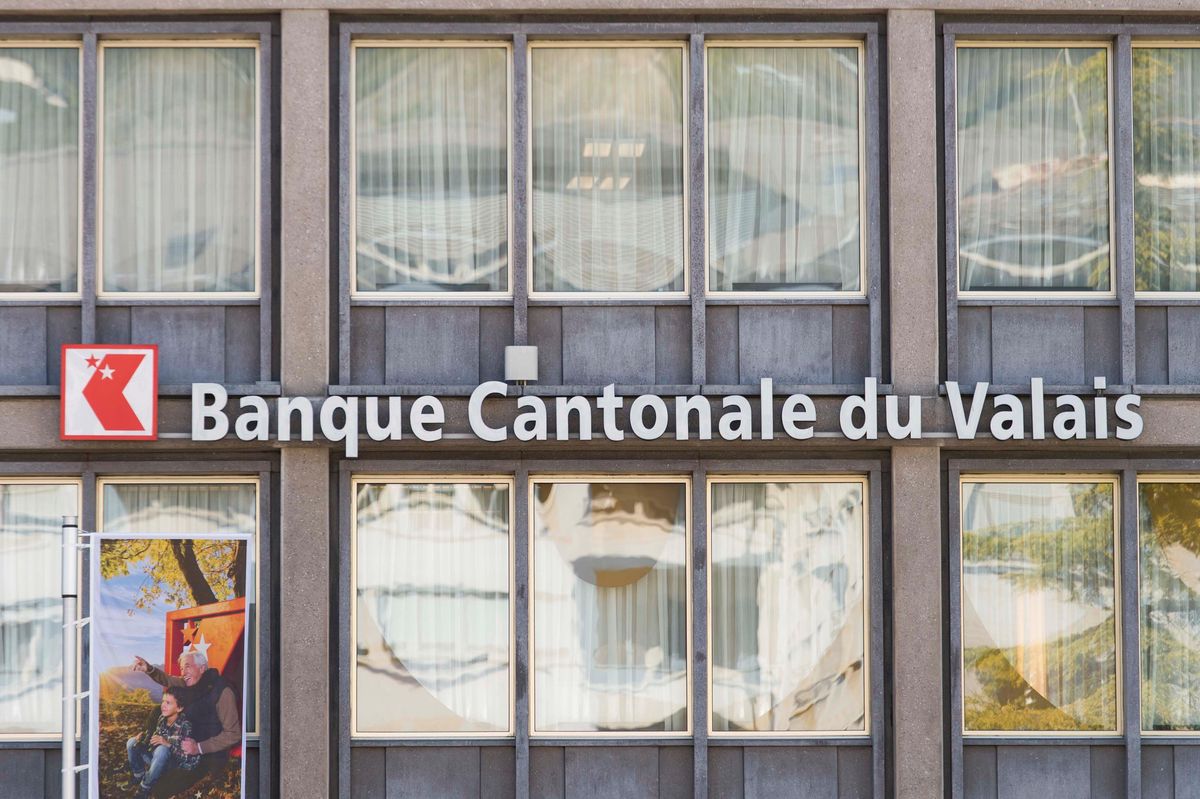Façade du siège principal de la Banque Cantonale du Valais à Sion avec le logo BCVs visible sur les fenêtres.