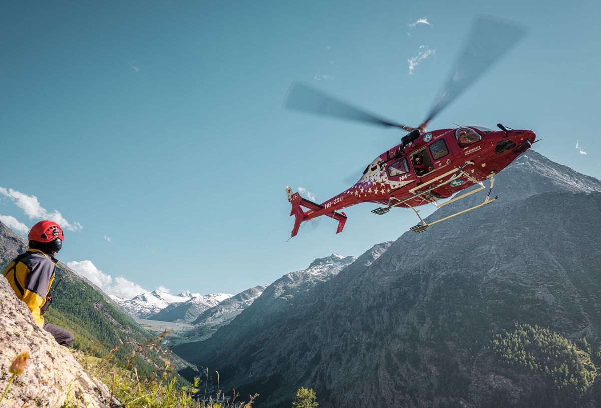 Notruf auf Umwegen, aber mit Happy End: Die Walliser Luftretter flogen die Frau mittels Winde aus dem Wald. (Symbolbild) Notruf auf Umwegen, aber mit Happy End: Die Walliser Luftretter flogen die Frau mittels Winde aus dem Wald. (Symbolbild)