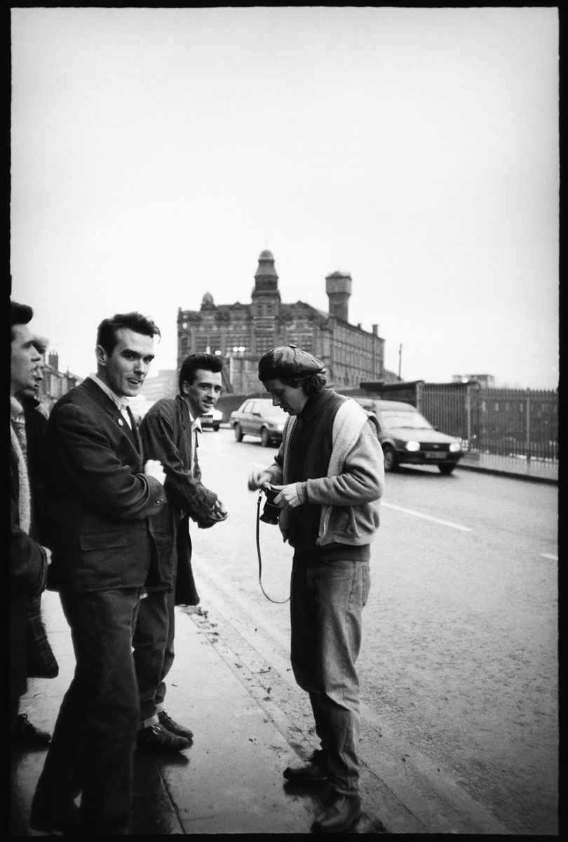The Smiths and photographer Lawrence Watson, London, 1980s.

Bild: Lawrence Watson( PYMCA, Music Pictures)