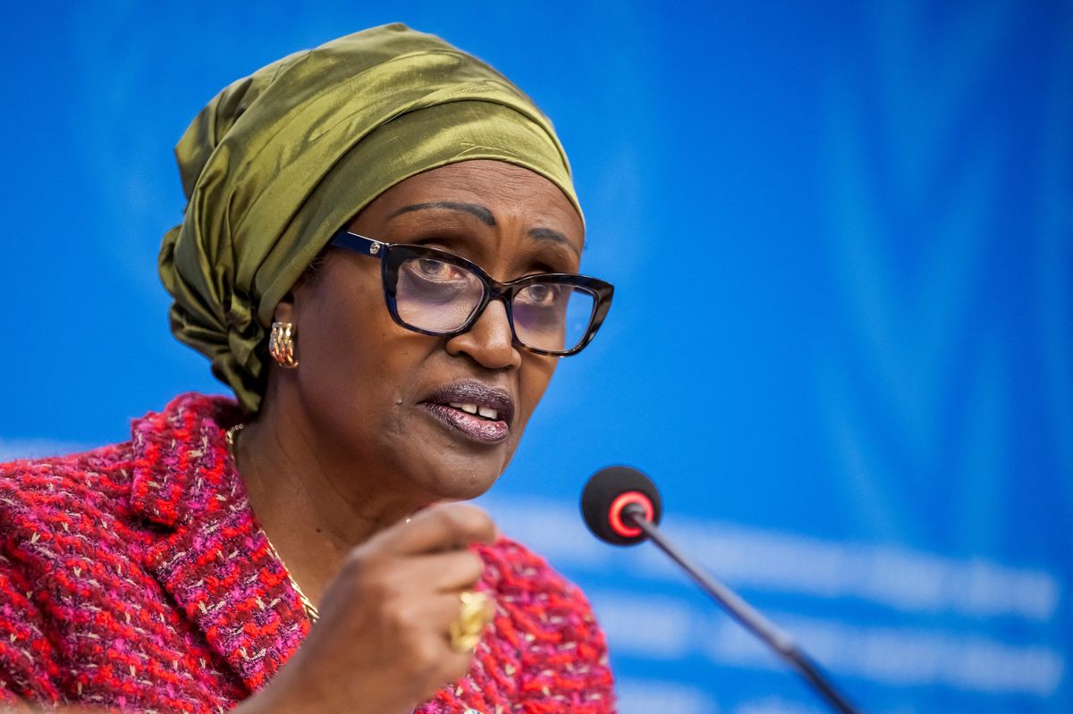 Winnie Byanyima, directrice exécutive de l’ONUSIDA, parle de l’impact des coupes budgétaires américaines sur la lutte mondiale contre le VIH lors d’une conférence de presse à Genève le 24 mars 2025.