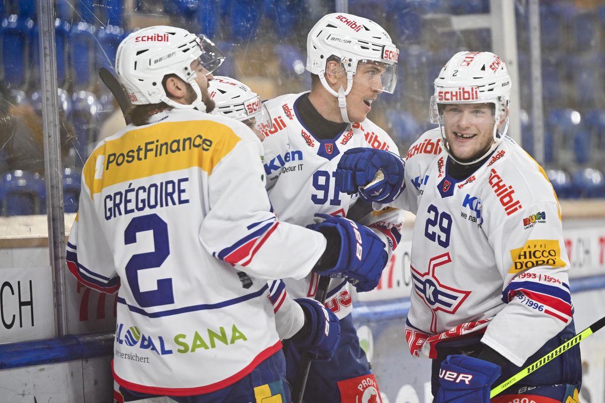 Reto Schäppi (Mitte) schiesst seine Tore jetzt für den EHC Kloten. Hier traf der Stürmer im ersten Spiel gegen Davos.