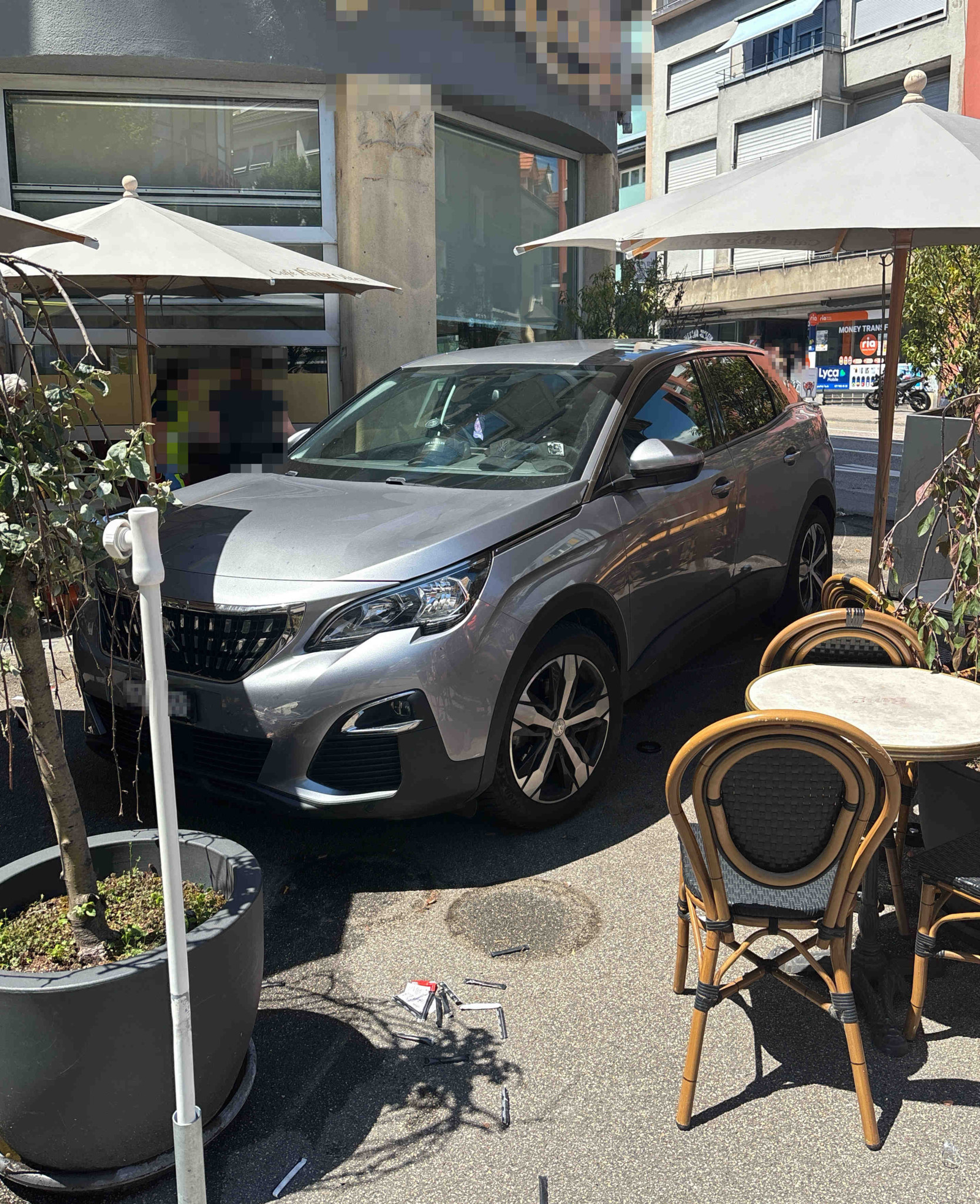 Unfall in Olten: Auto fährt in Gartenrestaurant – eine Frau 