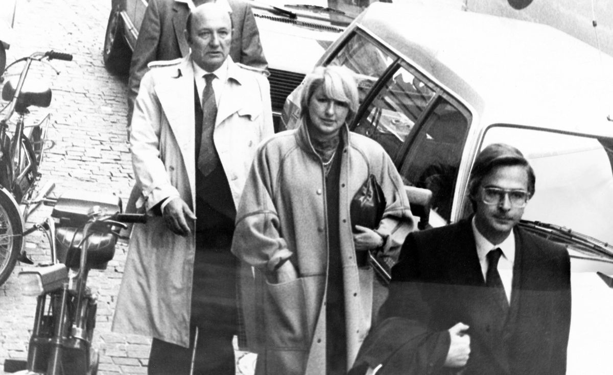 L’écrivain français Frédéric Dard, sa femme Françoise et leur avocat Marc Bonnant (au 1er plan) à leur arrivée au Palais de justice de Genève pour l’ouverture du procès du ravisseur de leur fille Joséphine, survenu le 23 mars 1983, dans leur maison de Vandœuvres.
