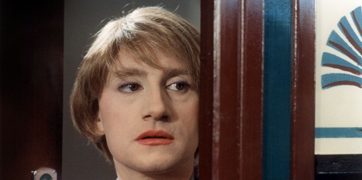 Personnage de 'Tenue de soirée' de Bertrand Blier, regardant à travers une porte en 1986.